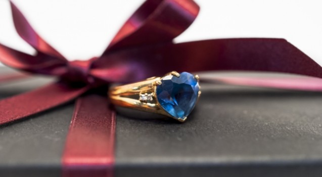 プロポーズで指輪と一緒に渡せる aのプレゼントまとめ