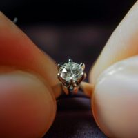 婚約指輪のカラット数の平均は？相場や大きさ、ダイヤモンドの選び方を解説