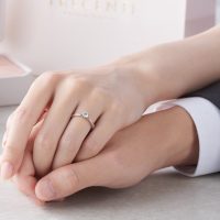 婚約指輪はいつつけるのが正解？普段使いのマナーと合わせて解説！