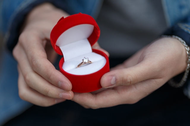 婚約指輪は一緒に選ぶべき？サプライズプロポーズのリスクと合わせて解説