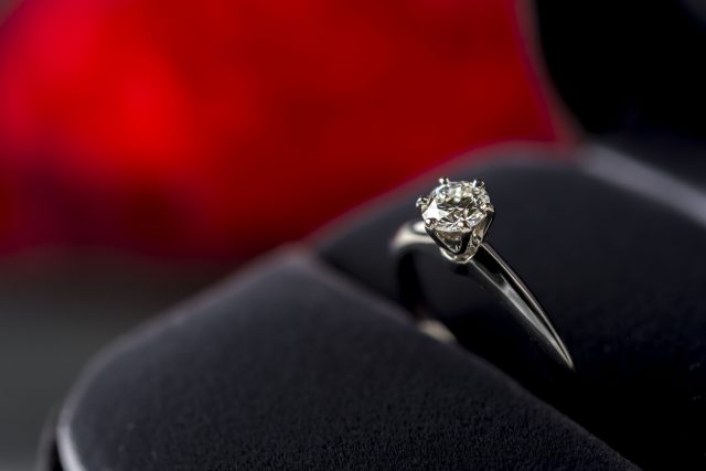 婚約指輪はダイヤモンドの大きさで後悔する？失敗しない選び方と合わせて解説！