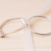 細すぎる結婚指輪を選ぶと後悔する？！　細い結婚指輪のメリット・デメリットについて解説