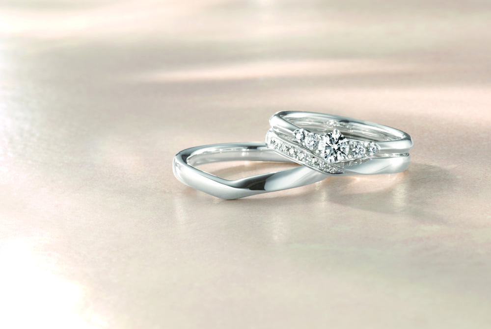 婚約指輪と結婚指輪の重ね着けが持つ意味とは？　重ね着けするメリットやデメリットをご紹介