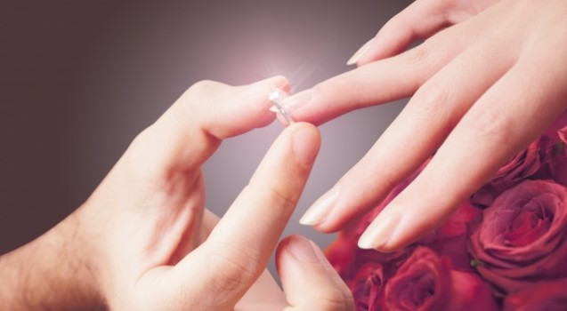 結婚指輪（マリッジリング）つける指は？左右の手で違いはあるの？