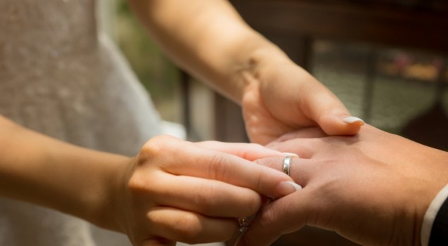 男性用の結婚指輪の人気のデザインや選び方は？