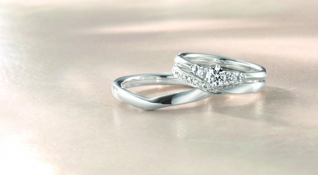 結婚指輪と婚約指輪の重ね付けはあり？重ね付けのデザインをご紹介