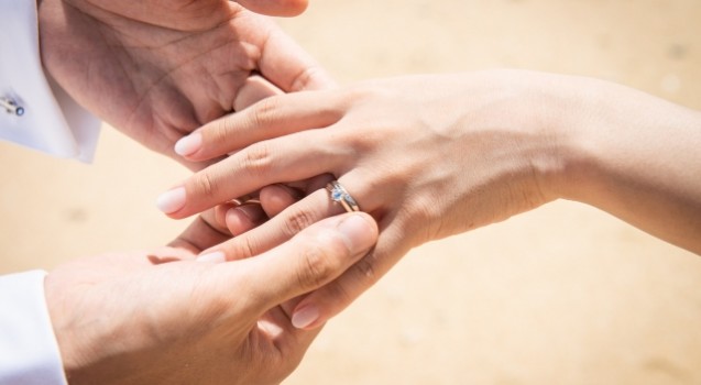 婚約指輪をつける指は？左右の手や結婚指輪との違いはあるの？