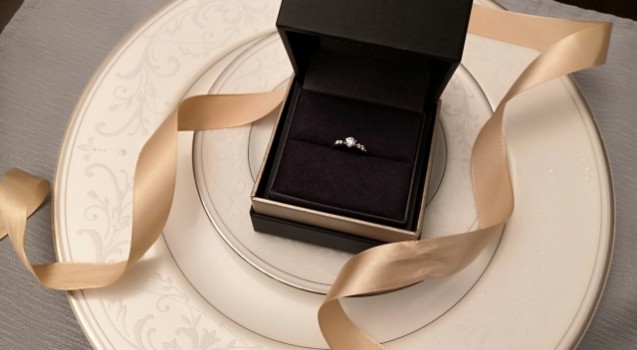 婚約指輪を買う時期はいつがベストタイミング？スケジュールから選び方のポイントまで！