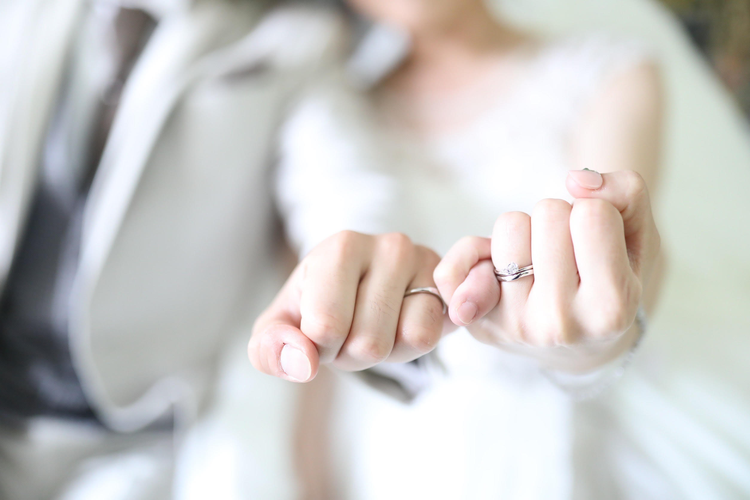 婚約指輪と結婚指輪の重ね着けが持つ意味